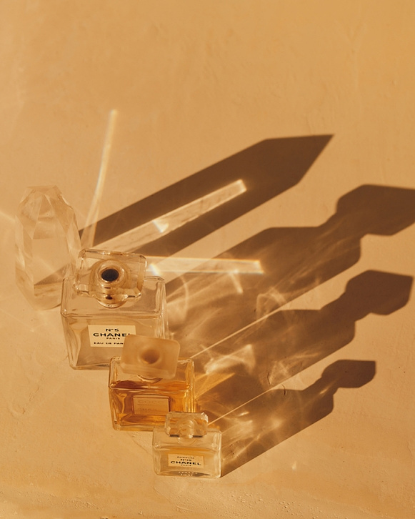 Perfumería y sombras en tonos dorados — Fernando Gómez